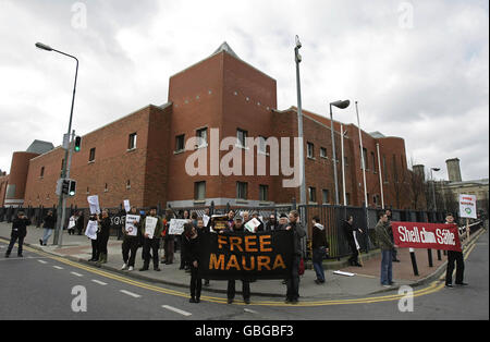 Les militants anti-Shell Corrib pour les pipelines pétroliers protestent à l'extérieur de la prison de Mountjoy après que l'activiste Maura Harrington ait été emprisonné pendant trente jours pour avoir agressé un policier. Banque D'Images