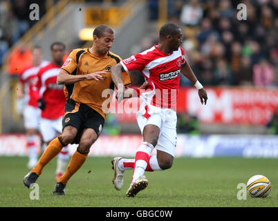 Tresor Kandol de Charlton Athletic et Karl Henry de Wolves se disputent le ballon lors du match de championnat Coca-Cola à Molineux, Wolverhampton. Banque D'Images