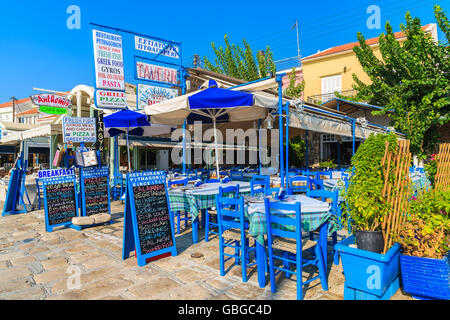 PYTHAGORION PORT, l'île de Samos - Sep 19, 2015 : des chaises avec tables de restaurant typiquement grec dans le port de Pythagorion Samos est sur Banque D'Images