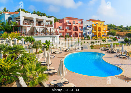 L'île de Samos, Grèce - Sep 20, 2015 : vue sur piscine et bâtiments de l'hôtel coloré aux beaux jours de l'été, l'île grecque de Samos, Banque D'Images