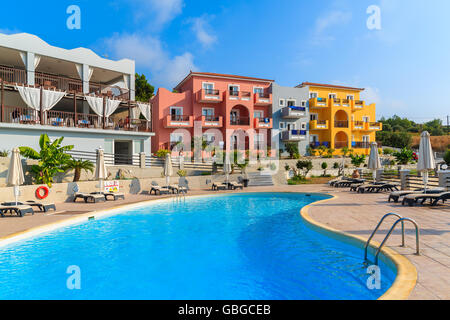 L'île de Samos, Grèce - Sep 20, 2015 : vue sur piscine et bâtiments de l'hôtel coloré aux beaux jours de l'été, l'île grecque de Samos, Banque D'Images