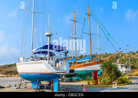 Bateaux à voile dans de petits chantiers navals de plaisance grec, l'île de Samos, Grèce Banque D'Images