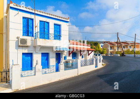 Maisons de style typiquement grec sur la rue de la ville de Pythagorion, l'île de Samos, Grèce Banque D'Images