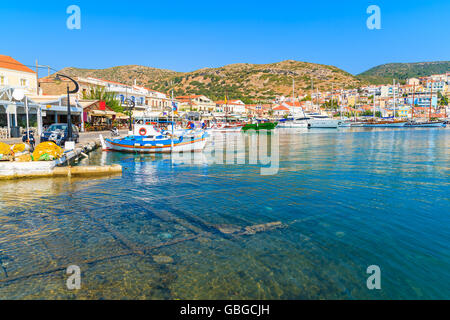 Une vue de Pythagorion port sur la côte de l'île de Samos, Grèce Banque D'Images