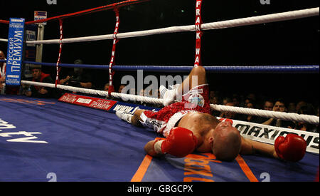 Boxe - Super-Featherweight - WBO titre - Nicky Cook v Roman Martinez - HOMMES.Nicky Cook tombe au sol pendant le WBO Super-Featherweight Title bout aux HOMMES, Manchester. Banque D'Images