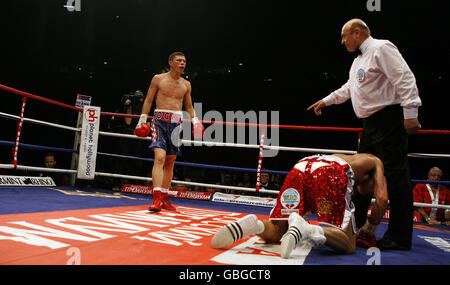 Boxe - Super-Featherweight - WBO titre - Nicky Cook v Roman Martinez - HOMMES.Nicky Cook est floorée par Roman Martinez pendant le WBO Super-Featherweight Title bout aux HOMMES, Manchester. Banque D'Images