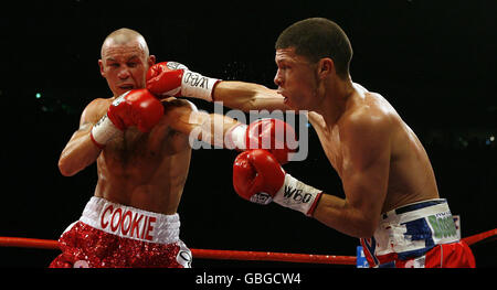 Nicky Cook (à gauche) en action avec Roman Martinez pendant le WBO Super-Featherweight titre bout aux HOMMES, Manchester. Banque D'Images