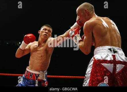 Boxe - Super-Featherweight - WBO titre - Nicky Cook v Roman Martinez - HOMMES.Roman Martinez (à gauche) en action avec Nicky Cook pendant le WBO Super-Featherweight Title bout aux HOMMES, Manchester. Banque D'Images