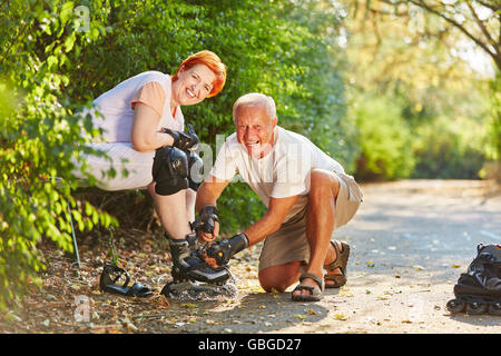 Roller Active couple dans le parc dans le parc Banque D'Images