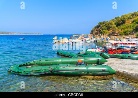 L'île de Samos, Grèce - Sep 20, 2015 : les bateaux gonflables dans petite baie sur la côte de l'île de Samos, en Grèce. Les réfugiés arrivent ici de T Banque D'Images