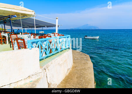 Taverne grecque traditionnelle dans petit village sur la côte de l'île de Samos, Grèce Banque D'Images