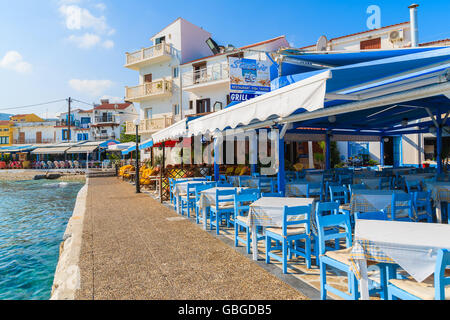 Ville de Kokkari, SAMOS ISLAND - Sep 21, 2015 : des chaises avec tables de taverne grecque typique dans la ville de vacances très populaire de Kokkari sur Banque D'Images