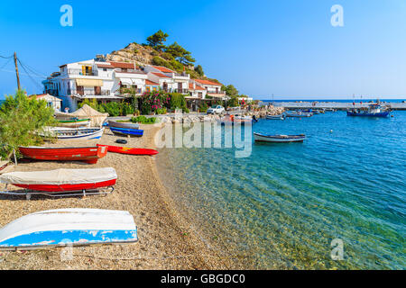 Vue de Kokkari village de pêcheurs avec une belle plage, l'île de Samos, Grèce Banque D'Images