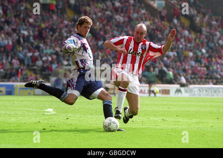 Football - FA Carling Premiership - Sheffield United / Ipswich Town - Bramall Lane.Alan Cork, de Sheffield United, ferme le gardien de but de la ville d'Ipswich Craig Forrest. Banque D'Images