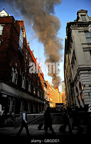La fumée s'élève d'un incendie dans un immeuble de bureaux de Bream's Buildings, Chancery Lane, Londres. Banque D'Images
