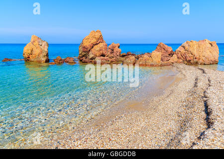 Rochers sur la plage de Potami idyllique avec une eau cristalline turquoise, l'île de Samos, Grèce Banque D'Images