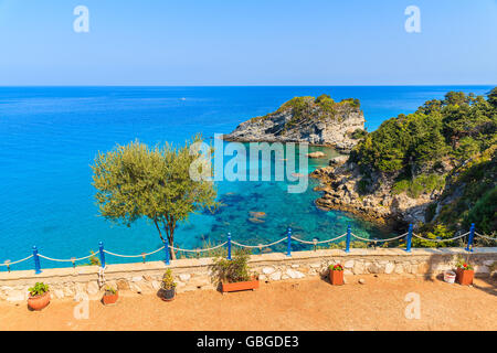 Vue sur la mer bleu sans fin sur la côte de l'île de Samos, Grèce Banque D'Images