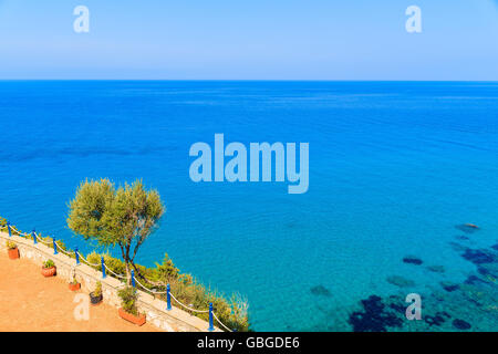 Vue sur la mer bleu sans fin sur la côte de l'île de Samos, Grèce Banque D'Images