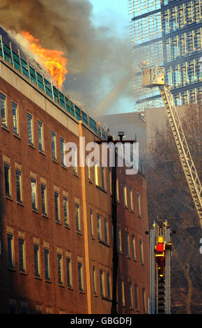 Feu de la voie de chancellerie.Les pompiers assistent à la scène alors que le toit de la Cour de l'immigration sur les bâtiments de la Breams est allumé, à Londres. Banque D'Images