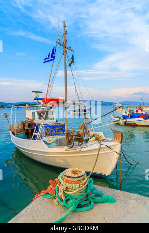 Pêche à la grecque amarrage bateau à port au coucher du soleil, l'île de Samos, Grèce Banque D'Images