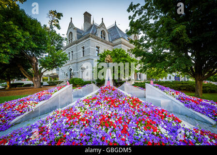 Jardins et l'immeuble de bureaux, à Concord, New Hampshire. Banque D'Images