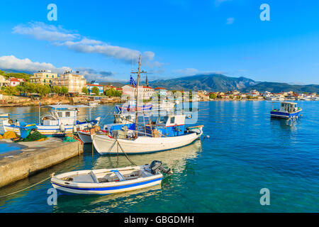 Bateaux de pêche grec au lever du soleil en petit port, l'île de Samos, Grèce Banque D'Images