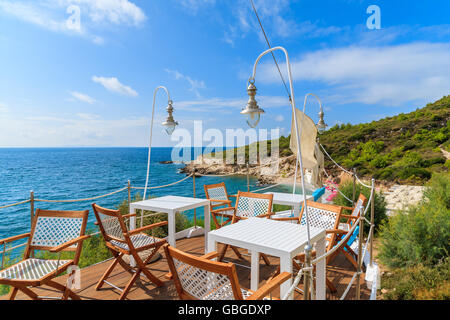 Table avec chaises sur le pont du bateau à voile traditionnel sur la côte de l'île de Samos, Grèce Banque D'Images