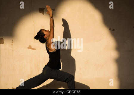 Woman practicing yoga en Inde. Banque D'Images