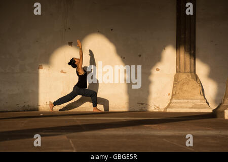 Woman practicing yoga en Inde. Banque D'Images