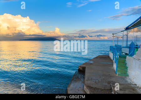 Restaurant grec sur la plage au coucher du soleil, l'île de Samos, Grèce Banque D'Images