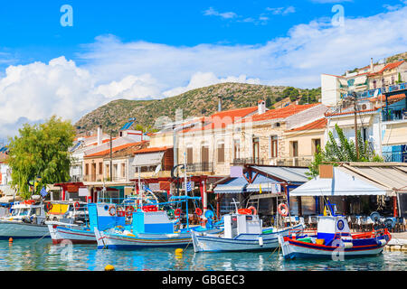 Maisons colorées à Pythagorion port plein de bateaux de pêche, l'île de Samos, Grèce Banque D'Images