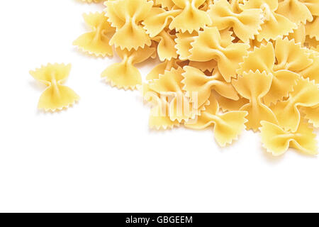 Les pâtes italiennes farfale isolated on white Banque D'Images