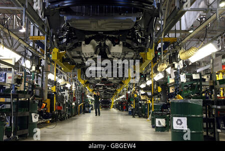 Une vue d'ensemble des travailleurs de la chaîne de production Jaguar XF à Castle Bromwich, Birmingham. Banque D'Images