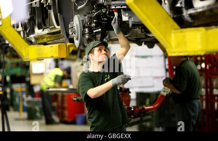 Une vue d'ensemble des travailleurs de la chaîne de production Jaguar XF à Castle Bromwich, Birmingham. Banque D'Images