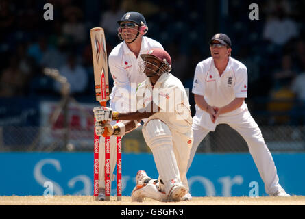 Cricket - Cinquième test - quatrième jour - Angleterre / Antilles - Queen's Park Oval.Les chauves-souris Shivnarine Chanderpaul des Indes occidentales pendant le cinquième essai à Queen's Park Oval, Port of Spain, Trinidad. Banque D'Images