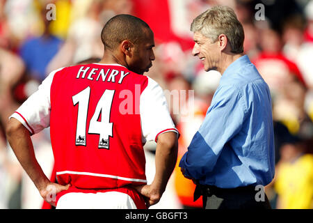 Arsenal Thierry Henry discute avec le Manager Arsene Wenger Attendez la présentation du trophée Premiership Banque D'Images