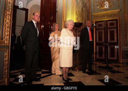 La reine Elizabeth II de Grande-Bretagne arrive avec le duc d'Édimbourg (à gauche) pour une réception du Commonwealth Day à Marlborough House, Pall Mall, Londres. Banque D'Images