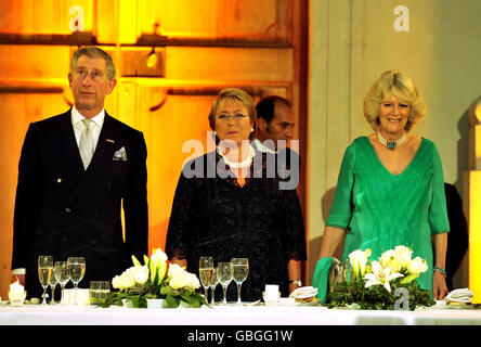 Le prince de Galles et la duchesse de Cornouailles se tiennent avec la présidente chilienne Michelle Bachelet (au centre) avant un dîner d'État à son domicile officiel la Moneda Palace à Santiago. Banque D'Images