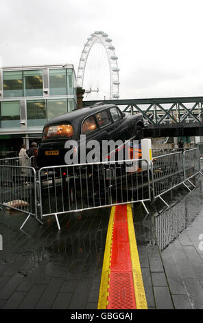 'herbet DAB Swivel' une sculpture faite d'un taxi noir, balai de route et travaux de roadworks créés par Ujino et les Rotators, exposés le long de la Southbank à Londres. Banque D'Images