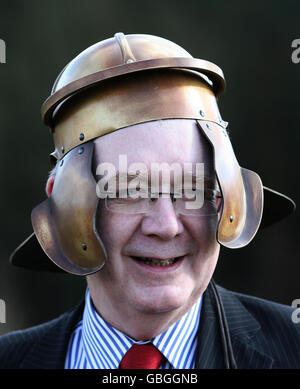 Le ministre écossais de la Culture, Michael Russell, essaie de porter un casque romain lors d'une visite au Fortlet romain de Kinneil, qui visite également une section de la frontière la plus septentrionale de l'Empire romain en Grande-Bretagne, le mur Antonine, le site du patrimoine mondial le plus récemment inscrit au Royaume-Uni. Banque D'Images