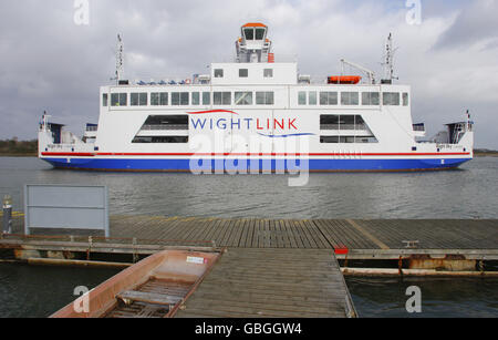 Le nouveau ferry Wightlink Wight Sky part de Lymington dans la Nouvelle forêt en route vers Yarmouth sur l'île de Wight, tandis que l'un des vieux et beaucoup plus petits ferries C-class est relié le long du quai au loin. Les nouveaux ferries ont créé une rangée dans le paisible village de voile. L'Association de la rivière Lymington veut que les navires de classe W soient retirés du service jusqu'à ce que le ministère de l'alimentation et des Affaires rurales ait fini d'évaluer leur impact sur l'environnement Banque D'Images