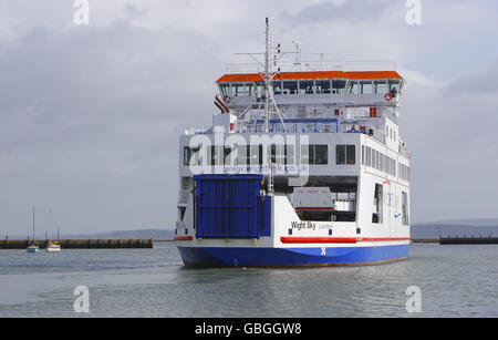 Le nouveau ferry Wightlink Wight Sky part de Lymington dans la Nouvelle forêt en route vers Yarmouth sur l'île de Wight, tandis que l'un des vieux et beaucoup plus petits ferries C-class est relié le long du quai au loin. Les nouveaux ferries ont créé une rangée dans le paisible village de voile. L'Association de la rivière Lymington veut que les navires de classe W soient retirés du service jusqu'à ce que le ministère de l'alimentation et des Affaires rurales ait fini d'évaluer leur impact sur l'environnement Banque D'Images