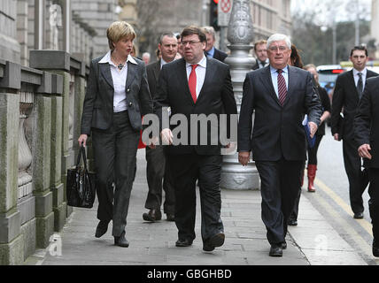 Tanaiste Mary Coughlan (à gauche), Taoiseach Brian Cowen (au centre) et le ministre de l'éducation Batt O'Keefe arrivent au Collège royal des médecins. Banque D'Images