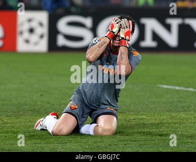 Football - Ligue des champions de l'UEFA - première manche de Knockout - deuxième jambe - Roma v Arsenal - Stadio Olimpico.Alexander Doni, gardien de but de Roma, réagit après les scores Theo Walcott d'Arsenal pendant la fusillade Banque D'Images