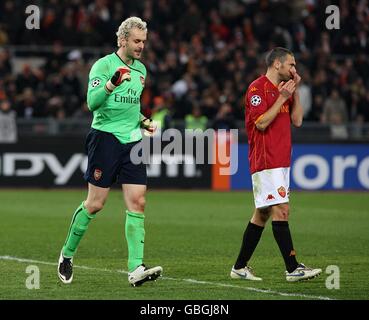 Football - Ligue des champions de l'UEFA - première manche de Knockout - deuxième jambe - Roma v Arsenal - Stadio Olimpico.Manuel Almunia, gardien de but d'Arsenal, célèbre la victoire de la fusillade après que Max Tonetto (à droite) de Roma ait manqué la sanction décisive Banque D'Images