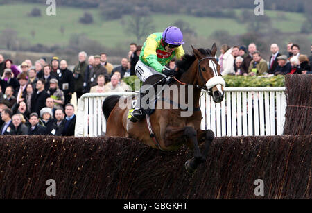 Courses hippiques - Cheltenham Festival 2009 - quatrième jour - Cheltenham Racecourse.Ruby Walsh sur Kauto Star libère la clôture finale pour gagner le Totesport Cheltenham Gold Cup Steeple Chase à Cheltenham Racecourse, Cheltenham. Banque D'Images