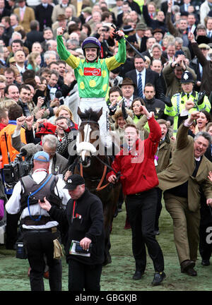 Courses hippiques - Cheltenham Festival 2009 - quatrième jour - Cheltenham Racecourse.Ruby Walsh sur Kauto Star célèbre la victoire de la coupe d'or Totesport Cheltenham Steeple Chase à Cheltenham Racecourse, Cheltenham. Banque D'Images