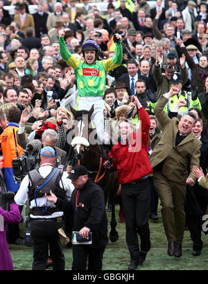 Courses hippiques - Cheltenham Festival 2009 - quatrième jour - Cheltenham Racecourse.Ruby Walsh sur Kauto Star célèbre la victoire de la coupe d'or Totesport Cheltenham Steeple Chase à Cheltenham Racecourse, Cheltenham. Banque D'Images