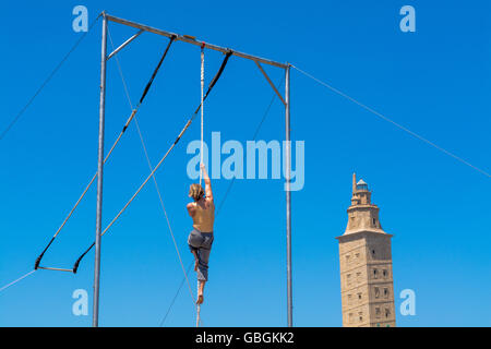 Low Angle View Of Gymnast sur corde contre Ciel Bleu clair Banque D'Images