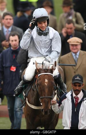 Jockey Felix de Giles célèbre la victoire sur Andytown après avoir gagné L'obstacle Handicap de Martin Pipe Conditional Jockeys Banque D'Images